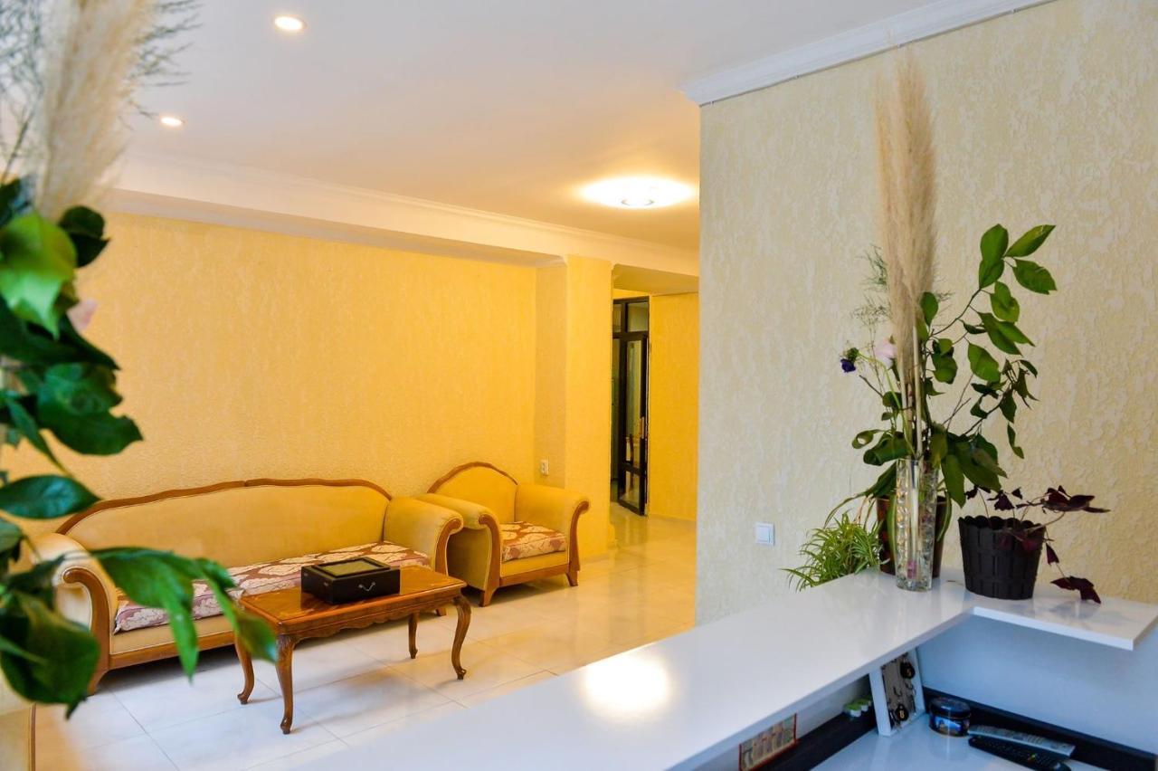 Pomegranate Hotel Кутаїсі Екстер'єр фото
